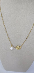 Collier fleur dorée et perle blanche sur présentoir