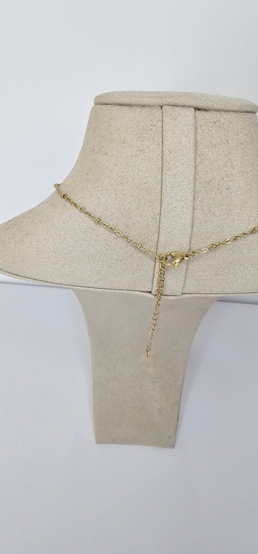Collier Fleur Dorée & Perle Blanche – Chaîne Fine Élégante