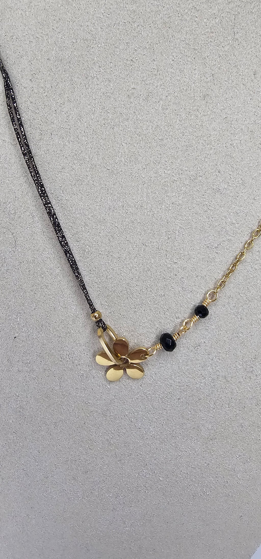 Collier bimatière fleur dorée avec double chaîne noire et dorée