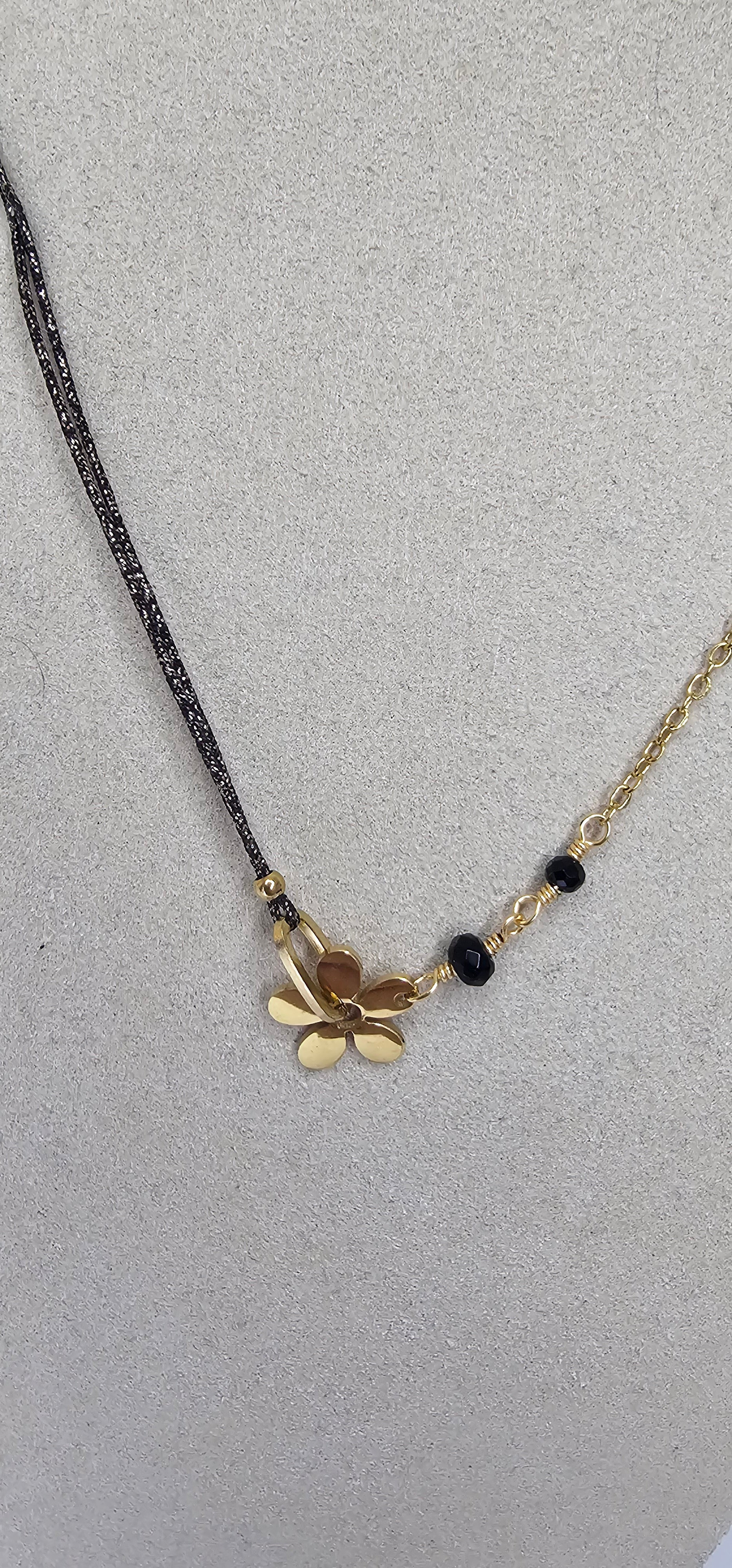Collier bimatière fleur dorée avec double chaîne noire et dorée